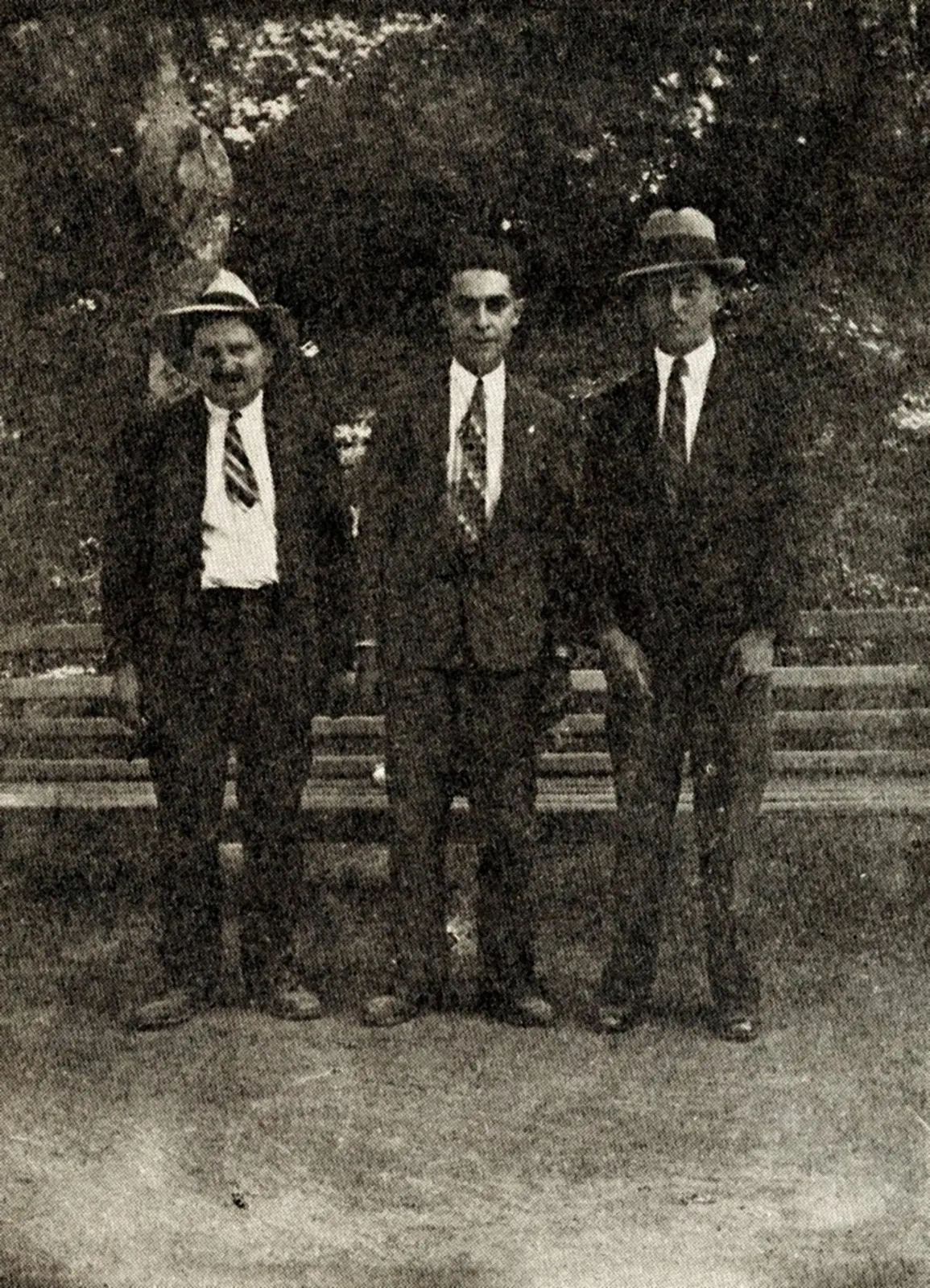 O poeta-carpinteiro em convívio, rodeado de contemporâneos.