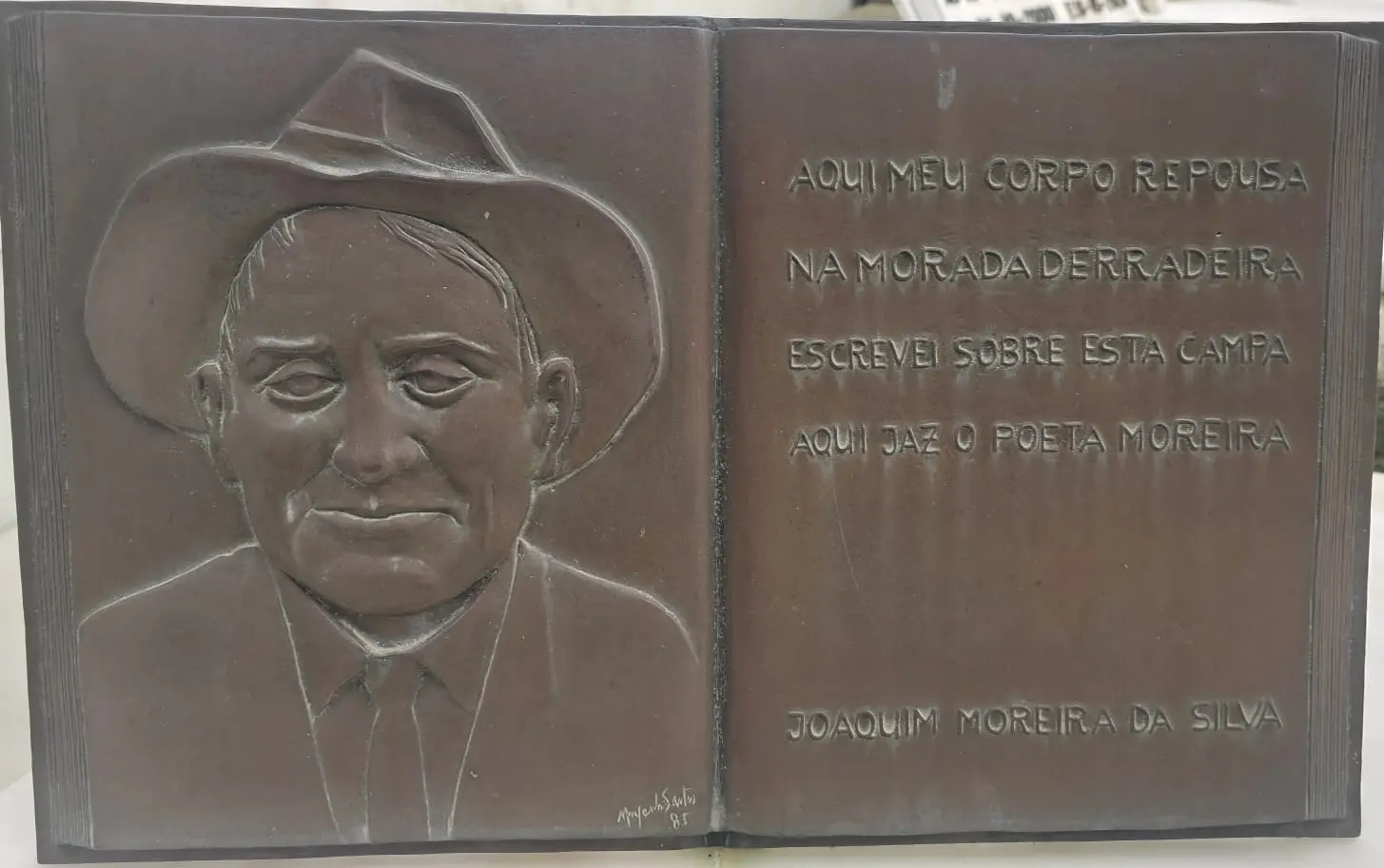 A campa que ele próprio epitafou: "Aqui jaz o Poeta Moreira."