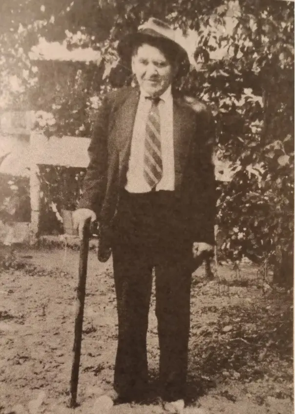 Nos últimos anos, com a bengala que o acompanhou até ao fim.