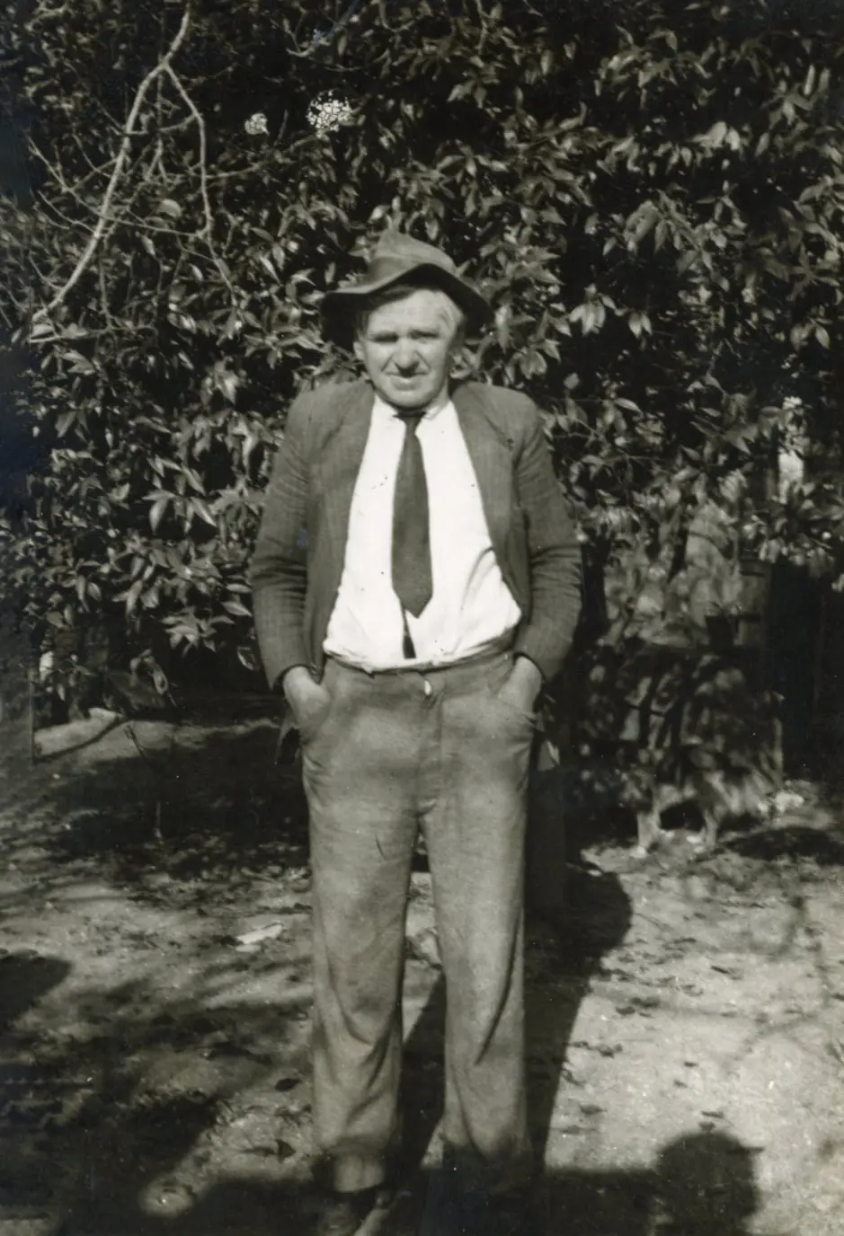 Já na velhice, o chapéu e a gravata como marca inconfundível.